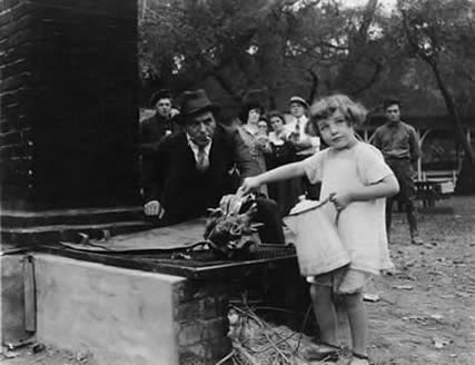 Lon Chaney as extra in Twin Kiddies